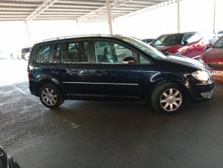 Coche familiar con techo solar