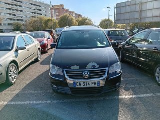 Coche familiar con techo solar