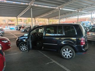 Coche familiar con techo solar