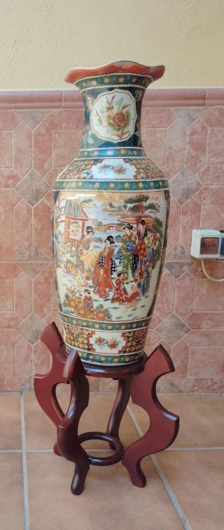 Jarrón de cerámica grande con soporte