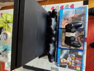 PlayStation 4 1Tb Con tres mandos y cargador