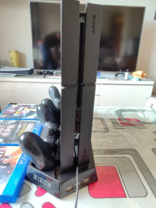 PlayStation 4 1Tb Con tres mandos y cargador