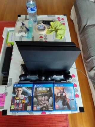 PlayStation 4 1Tb Con tres mandos y cargador