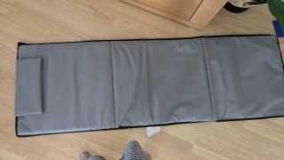 Esterilla plegable con respaldo.
