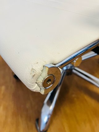 Silla de oficina polipiel blanca.