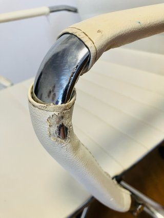 Silla de oficina polipiel blanca.