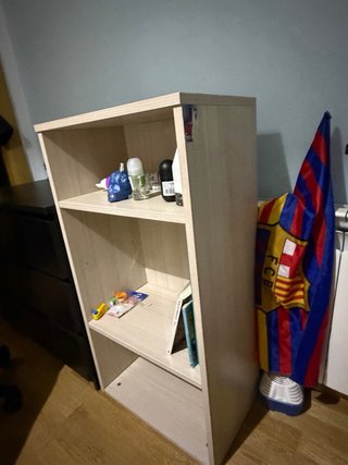 Estantería de madera color beige