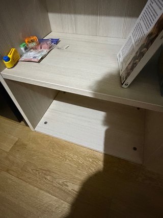Estantería de madera color beige