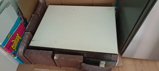Acumulador eléctrico blanco, con 12 ladrillos