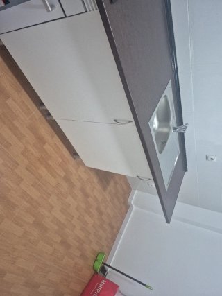 Mueble de cocina blanco sin usar