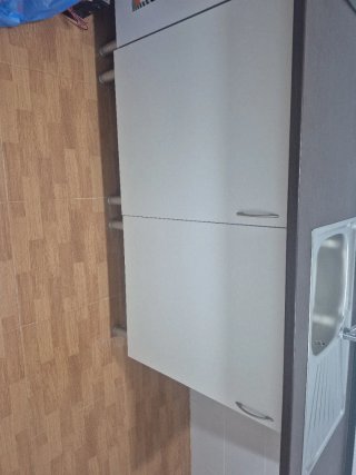 Mueble de cocina blanco sin usar
