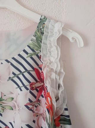Blusa floral con rayas