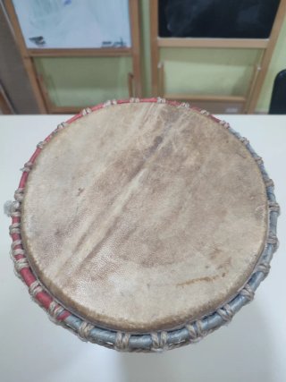 Tambor africano artesanal