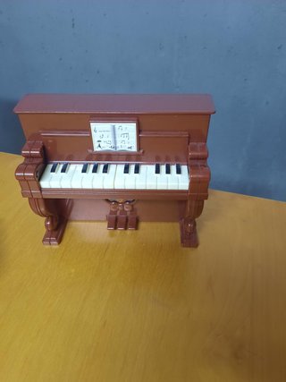 Piano Decorativo Marrón