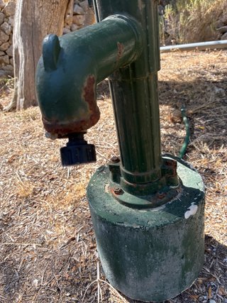 Antigua bomba de agua verde