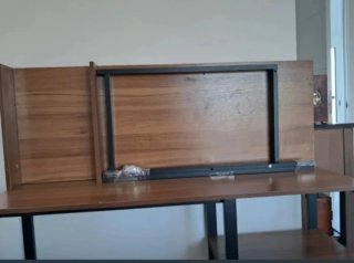 Escritorio de madera y metal