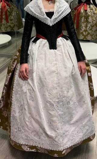 Vestido de Fallera verde y corpiño negro.