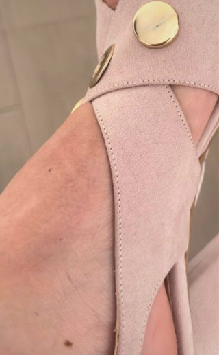 Sandalias de tacón beige y doradas