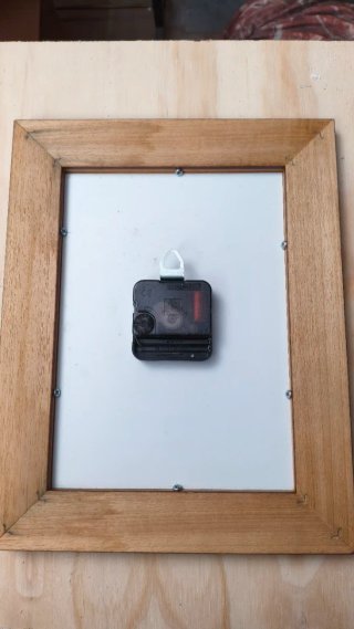 Orologio da parete Lowell con cornice in legno