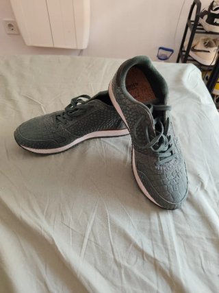 Zapatillas grises y verdes con textura