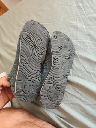 Zapatillas grises y verdes con textura
