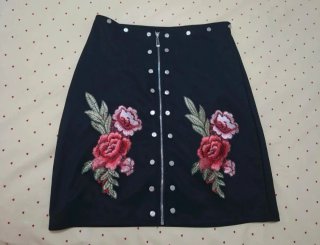Falda negra con bordado floral