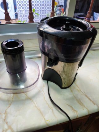Extractor de jugos marca Home 900w