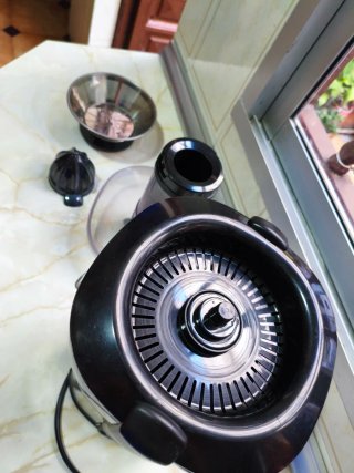 Extractor de jugos marca Home 900w