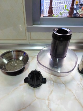 Extractor de jugos marca Home 900w