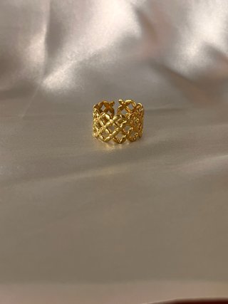Anillo dorado con diseño