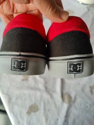 Zapatillas DC Shoes Negras y Rojas