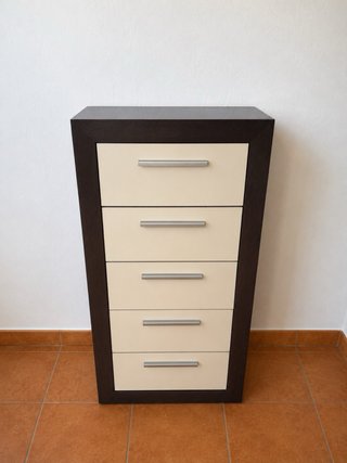 Cajonera beige y marrón