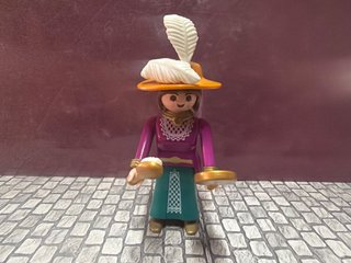 Playmobil mujer con sombrero y plumas
