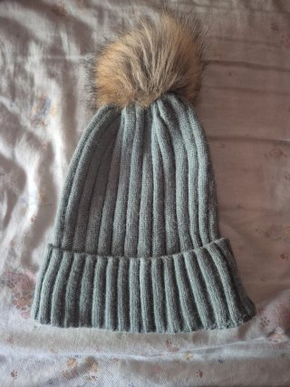 Gorro de lana con pompón