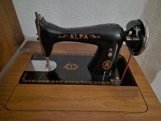 Máquina de coser Alfa antigua