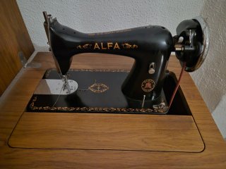 Máquina de coser Alfa antigua