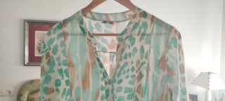 Vestido estampado beige y verde agua,