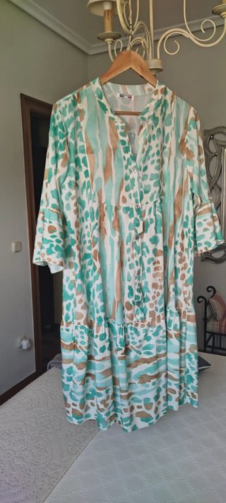 Vestido estampado beige y verde agua,