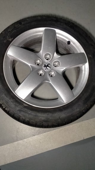 Llanta y Neumático Pirelli 215/55 R17