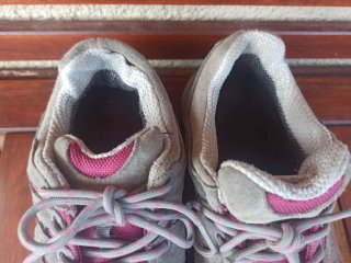 Scarponcini Decathlon grigi e fucsia