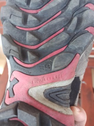 Scarponcini Decathlon grigi e fucsia