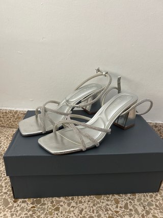 Tacones de fiesta plateados con pedrería