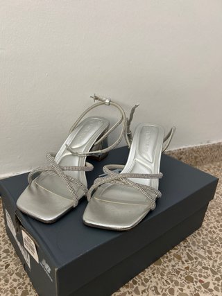 Tacones de fiesta plateados con pedrería