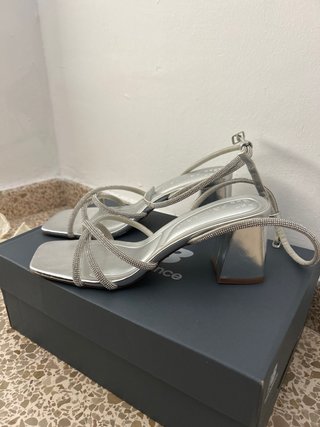 Tacones de fiesta plateados con pedrería