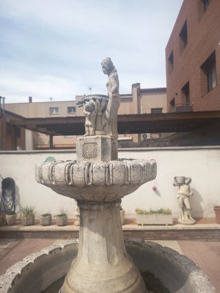 Fuente de piedra decorativa