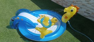 Piscina hinchable infantil con tobogán y chorro.