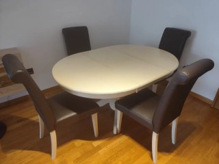 Mesa redonda extensible y 4 sillas de comedor