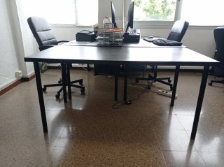 Mesa de escritorio negra