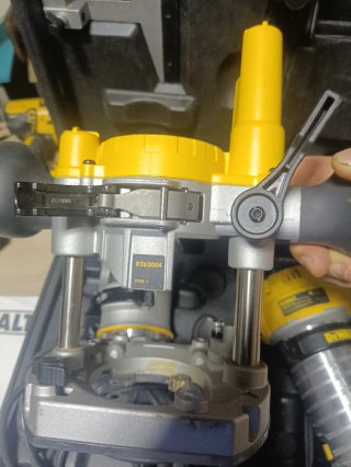 Fresadora Dewalt con maletín