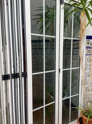 Cristalera blanca con puertas plegables